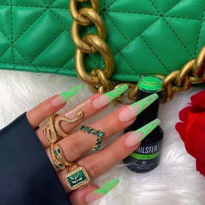 Press on nails - Press on nails som kommer med 24 olika storlekar 