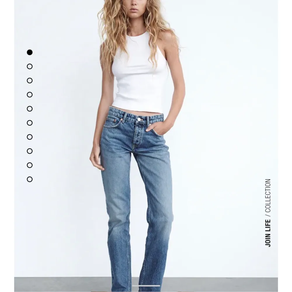 Säljer de populära zara jeansen! De är använda typ 1 gång så jättefint skick. . Jeans & Byxor.