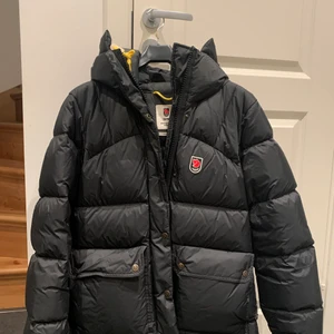 Fjällräven jacka dam  - Jag vill BYTA min kära fjällräven jacka från storlek S till M💟 så om det är någon som har storlek M, hör av dig!☺️ spelar ingen roll vilken färg! Jackan är köpt förra året och använd förra vintern, men den är i nyskick! Inga defekter💟 obs! Säljer inte, vill endast byta till en större storlek☺️