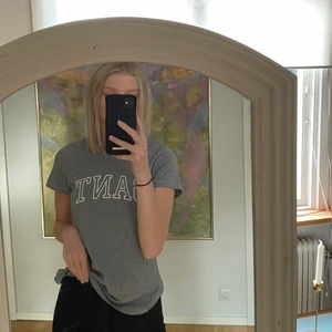 Gant T-shirt Storlek XS - Skön och enkel T-shirt. Sitter skönt på kroppen. Haft ett tag men inte använts så mycket. Passar till allt
