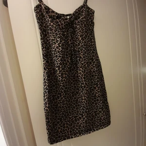 Klänning från Gina Tricot Stl. XS - Leopardmönstrad, kan nog användas som nattlinne eller dylikt likaväl. Aldrig använt.  Köpare står för frakt.