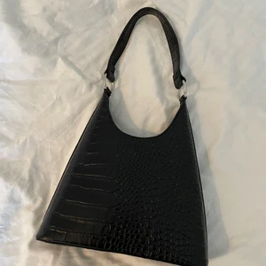 Axelväska från ginatricot  - Snygg axelväska från Ginatricot💞