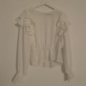 Vit blus - Jättefin vit blus från Bik Bok i storlek S. Använd 1 gång så är i nyskick.