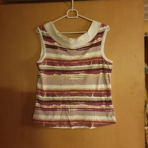 Färgglad T-shirt  - Färgglad T-shirt med vacker vid hals.lila rosa mönster