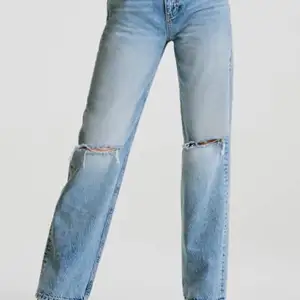Hej! Säljer dessa assnygga jeans då de var lite för små för mig, i storlek 38. Det är raka med två snygga hål på knäna och sitter bra i rumpan🖤