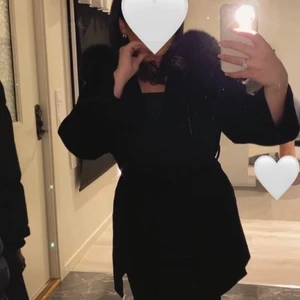 FUR STOCKHOLM Alicia kappa (Svart) - Helt oanvänd i storlek S den är lite oversize så funkar till XS-M/L skulle jag säga. Köpte för 2380kr. Bomull material skitfin med bälte och inte så kort. 
