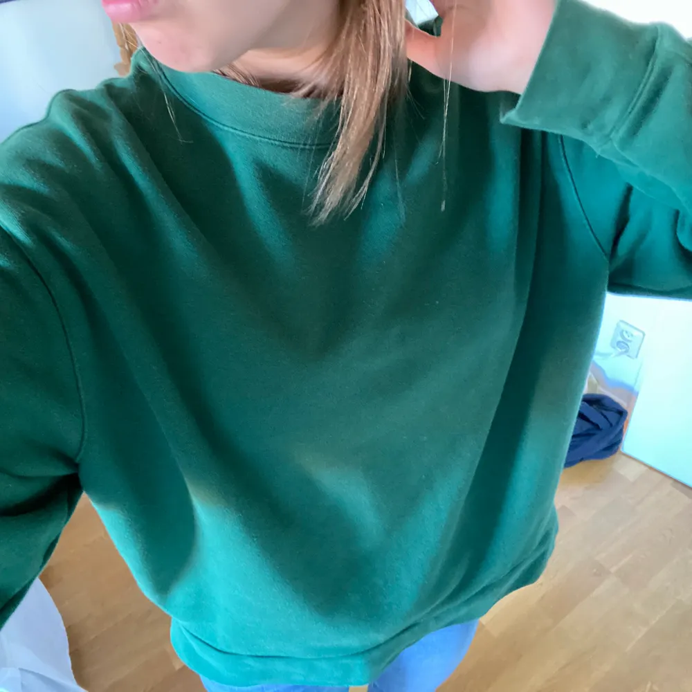 En sweater i så höstig grön färg från weekday💘💘jättebra skick🙌🙌. Tröjor & Koftor.