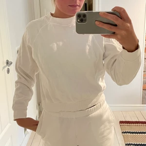 Mjukiströja från Ginatricot  - Vit mjukiströja från Ginatricot i storlek xs😇