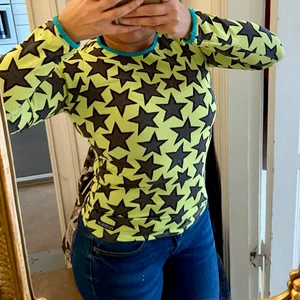 Stjärna tshirt  - Mjuk långärmad t-shirt i skön trikå st 146 , men passar mig som bruka ha st S/M , tyget är väldigt stretchig 