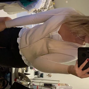 Soft Goat Zip Hoodie - Populär och snygg caschmere Zip hoodie från Soft Goat! Färgen finns ej på hemsidan, fin och unik ljusrosa färg💓😁säljer då jag har många liknande. Har skött den bra, tvättat med Cashmere-tvättmedel m.m. Passar verkligen till allt! Storlek M💓 Nypris: 2095 kr, säljer för 800 kr. Sista bilden är hoodien fast annan färg. 