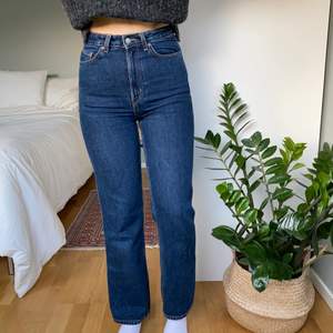 Säljer dessa jeans från Weekday i min absoluta favoritmodell Rowe😍 Storlek W26/L30, högmidjade och i färgen ”win blue”. Jeansen är i toppskick då de knappt är använda alls