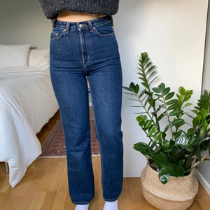 Weekday Jeans - Säljer dessa jeans från Weekday i min absoluta favoritmodell Rowe😍 Storlek W26/L30, högmidjade och i färgen ”win blue”. Jeansen är i toppskick då de knappt är använda alls