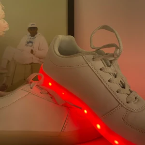 Skor med lysande sula  - Lite småroliga skor- endast använda en gång köpte de på partykungen. De går att ha flera olika färger och lägen samt även helt avstängd som ni ser på ena skon. Laddbara o håller i rätt många timmar.