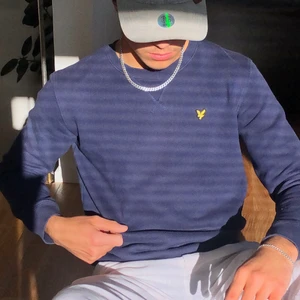  Lyle & Scott tröja - ‼️Rensar garderoben på knappt använda kläder‼️ Denna tröja är använd ett par gånger och är lite nopprig. Storlek 14/15 år (jag är 174). Kvitto finns ej. Prutbart pris. (Rök & djurfritt hem)Checka gärna profilen då jag har andra snygga kläder till ett billigt pris!✨