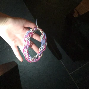 Brage89 - Ett färgglatt armband som jag har gjort kan bara skickas om inte ni bor i Fagersta annars blir det en leverans och ni måste ju betala frakt.