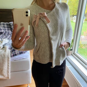 Odd Molly Kofta - En söt kofta från Odd Molly!😍 Storlek 0 (XS). Säljes pga den tyvärr inte kommer så mycket till användning. Den är annars i fint skick🥰 Kan mötas upp i Vänersborg annars får köparen stå för frakt🤗