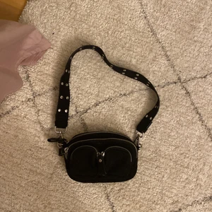 Väska - En as snygg väska från Gina Tricot😍