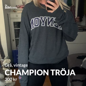 Vintage championtröja - köpt på beyond retro, snygg gråblå tröja från champion med vitt tryck på bröstet