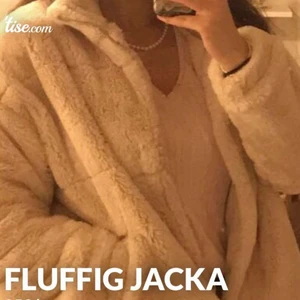 Fluffig jacka - Helt ny, varm och gosig jacka som inte kommer till användning. Stl S i beige/vit färg. Finns dragkedja, knappar och snörning så att man kan justera storleken.