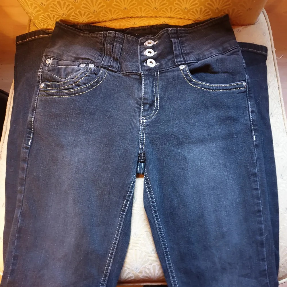 Super snygga Blend jeans stl 28,sitter supersnyggt.innebenlängd 77 cm.midj 78 cm,elasiska. Jeans & Byxor.