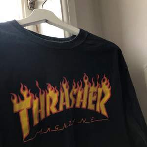 Riktigt trevlig thrasher sweatshirt köpt på junkyard runt 2018. Den är väl använd därav det lägre priset! 