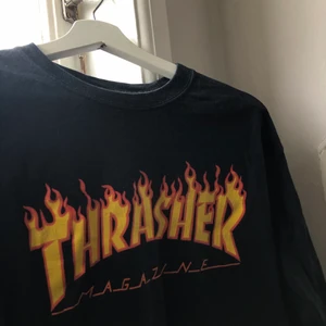 Thrasher magazine sweatshirt  - Riktigt trevlig thrasher sweatshirt köpt på junkyard runt 2018. Den är väl använd därav det lägre priset! 