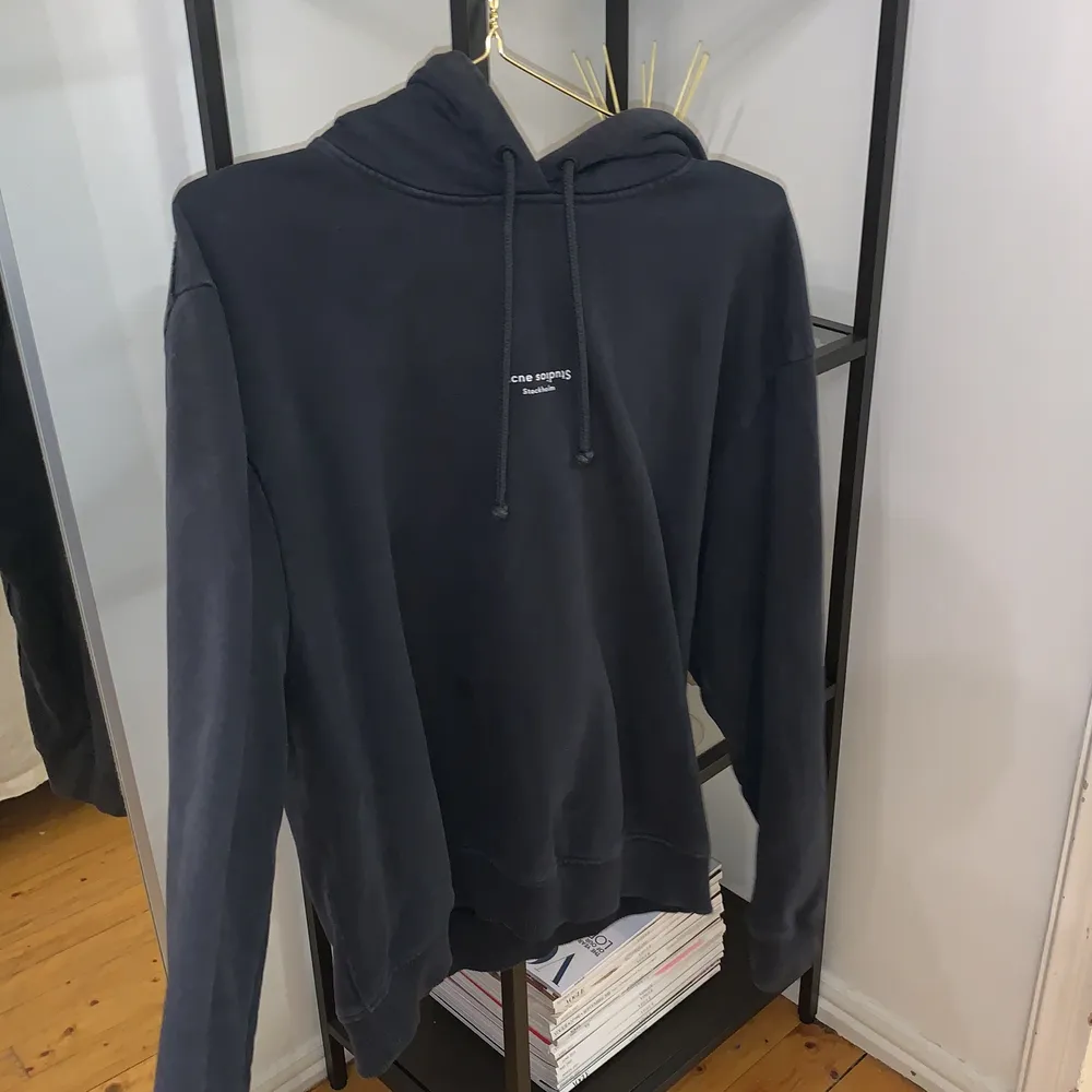 A very good quality hoodie. Only worn a couple times, in almost new condition and the material is super soft and very cool washed blach/super dark grey colour. For an extra small it oversized, I use S/M sized clothing normally and it fits me like a normal or slighlty oversized. Authentic, I don’t have a reciept, bought it at Stockman in Finland.. Hoodies.