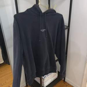 A very good quality hoodie. Only worn a couple times, in almost new condition and the material is super soft and very cool washed blach/super dark grey colour. For an extra small it oversized, I use S/M sized clothing normally and it fits me like a normal or slighlty oversized. Authentic, I don’t have a reciept, bought it at Stockman in Finland.