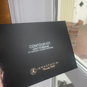 Anastasia contour - Helt oanvänd Anastasia i färgen light to medium, då jag fick två stycken. Bra skick såklart. Köpt för över 500kr