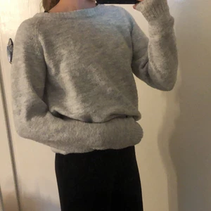 Stickad tröja grå.            - Tröjan är i mycket bra skick.   Tröjan är andvänd ca 2-4 gånger.  Jag säljer den för jag behöver pengar och den inte passar mig