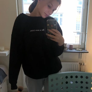 Svart Zara Hoodie med tryck - Jätte fin, oversized zara hoodie i nyskick. Aldrig använd och har inga defekter. Jätte mysig och perfekt för hösten och vintern 💗💗💗