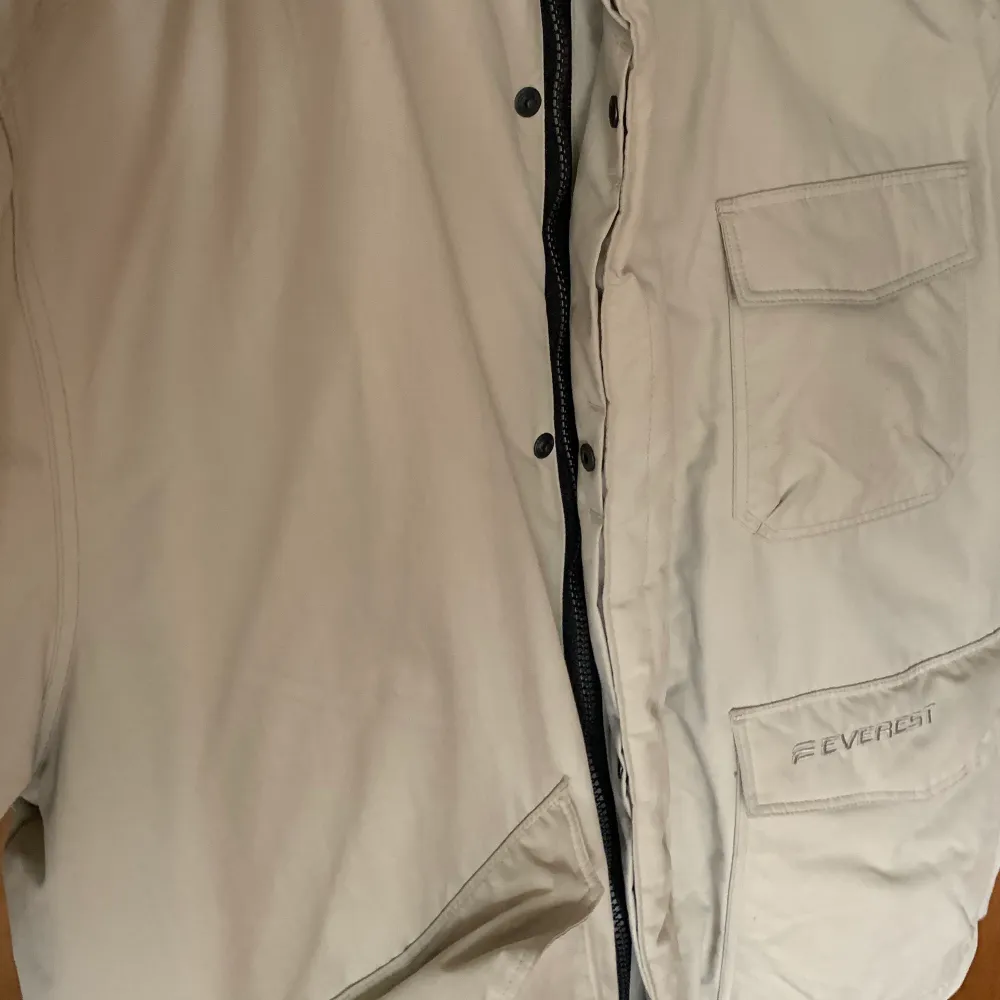 En skit snygg beige/vit puffer jacket från everest,  Storleken är XL men barnmodell så funkar för XS-L beror på hur oversize den ska va. Säljs pga av för mycket vinter jackor här hemma😬 Kan diskutera priset<3. Jackor.