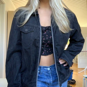 Äkta Acne jacka - Äkta Acne jacka, i svart. 