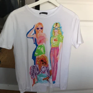 T-shirt  - Köpte denna snygga zara tröjan i januari så den finns inte kvar på hemsidan någonstans vad jag vet. Den är i storlek S men den är ganska oversized, kommer ej till användning så därför säljs den!