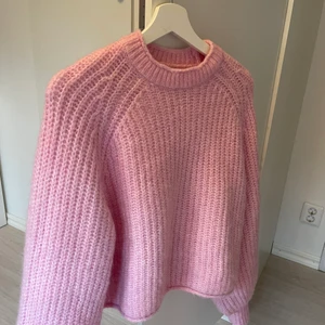 Stickad tröja  - Säljer denna fina stickade tröja från zara som inte riktigt va min stil. Använd två gånger.