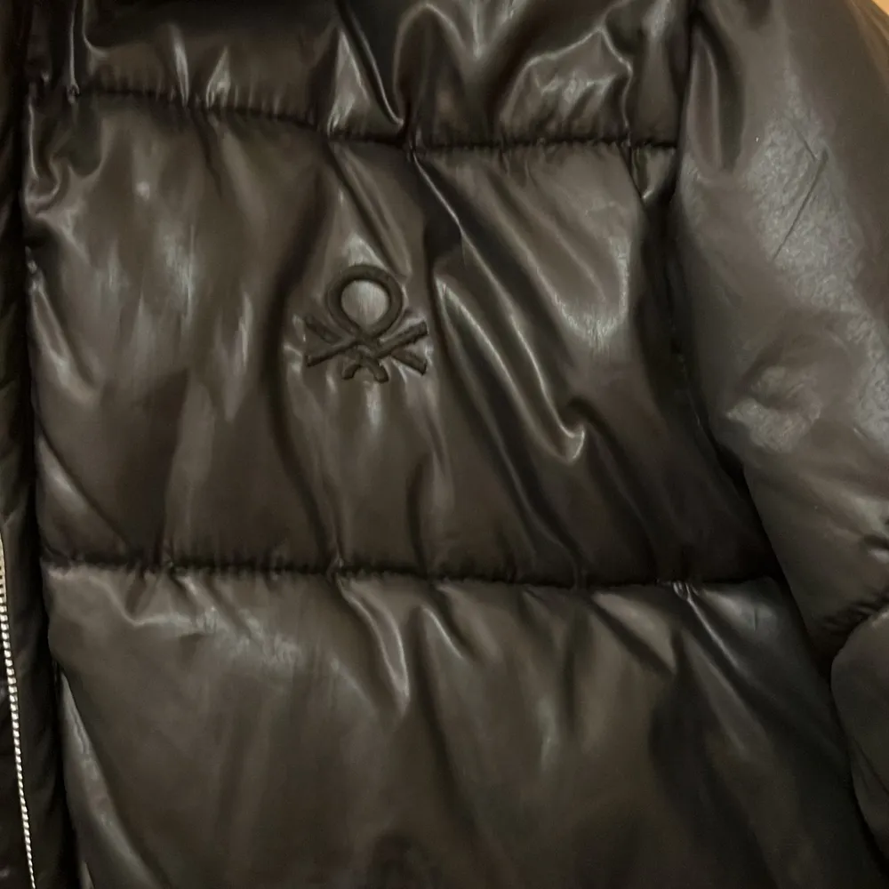 En svart jacka från benetton, passar för 160cm, köpt från affär för 1,6. Jackor.
