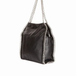 Väska  - Säljer denna svarta väska, liknar den från stellla McCartney! Fint skick 💓