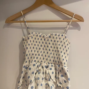 Söt zara topp - Väldigt söt topp fårn zara. Bra skick! (Priset är exklusive frakten) ;)) 💗 