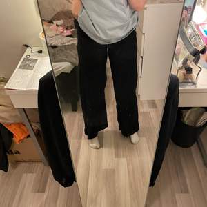 Svarta, extra vida jeans från Weekday i modellen Beat som de inte säljer längre! Som det visas på sista bilden är sömmen inte rak längs utsidan av benet utan viker in lite vilket skapar en snygg detalj på byxan! Aldrig använda!