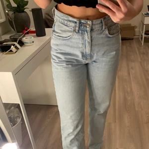 Ginatricot Jeans 90s  - Jeans från Gina Tricot, 90s High Waist i snygg blå färg! Använda fåtal gånger, säljer på grund av de är något för stora för min smak. Sitter förövrigt superbra! 
