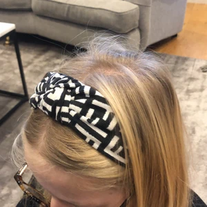 Svart vit diadem  - Ett svart vit diadem använt några få gånger använt