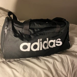 Adidas Sportsbag - Väskan är precis som ny och använd ett fåtal gånger, säljer den pga av ingen användning. Köpte den för ett halvår sen för 649kr. Skriv vid frågor!❤️❤️