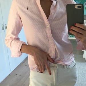 Ralph Lauren skjorta - Säljer denna fräscha och snygga skjortan. Formad efter midjan och sitter skitsnyggt! 150kr.