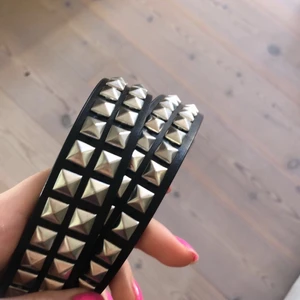Nit bälte - Säljer ett så snyggt nit bälte aldrig använt och har inga defekter de passar mig som har 36 i jeans så bältet är typ s💞kontakta mig privat via intresse💞