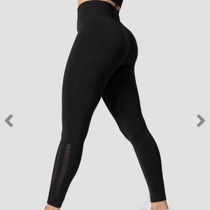 Evolution Seamless Tights Black strl S - Säljer ett par seamless tights från ICANIWILL. Storlek S. Färg svart. ICIW trycket har slitits lite men annars är dom i fint skick. Sitter som ett smäck på! Nypris 699:- köparen betalar frakten på 48:- 