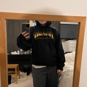 Thrasher Hoodie - Svart thrasher hoodie, herr small. Jag brukar ha xs/s och sitter som på bilden:)