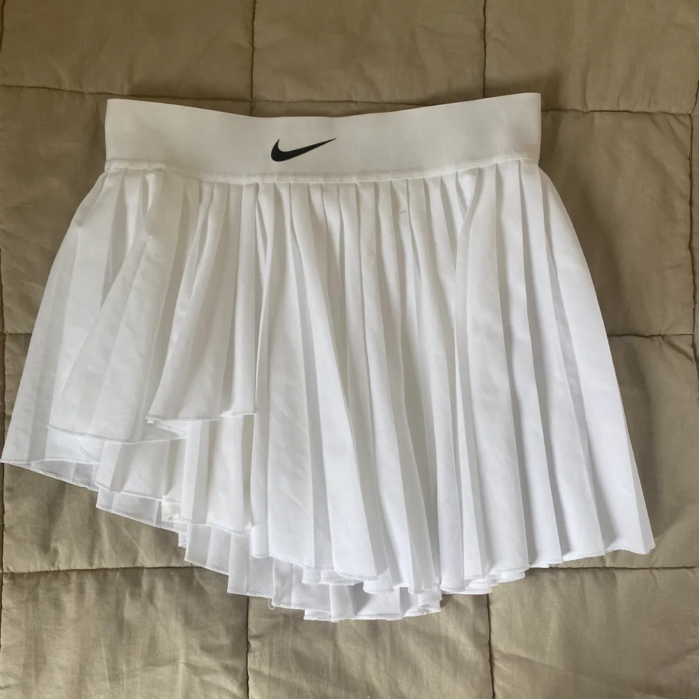 Nike tenniskjol strl S, plisserad med innershorts. Använd fåtal gånger. Superfin passform och skön kvalite. Det får plats många tennisbollar i fickan😉🎾. Kjolar.