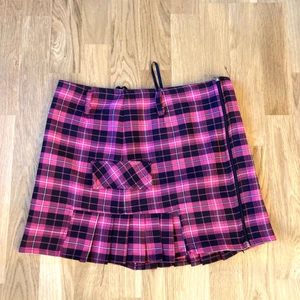 Alternativ kjol  - Säljer denna fina kjolen med många olika unika detaljer såsom fickor, volanger här och var. Storleken är 38 men passar någon med mindre storlek om man använder ett bälte,  Dragkedjan går hela vägen ner. Jag är 162 lång och Den är rätt så kort om man har den längre upp men  längd storleken är justerbar beroende på hur tajt den sitter på en. 