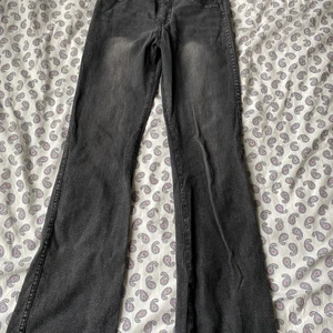 Svarta utsvängda jeans - Ganska bra skick