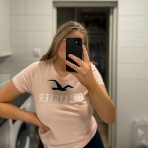 Hollister tröja -  Knappt använd någon gång. Behöver platsen i garderoben. Skönt material 